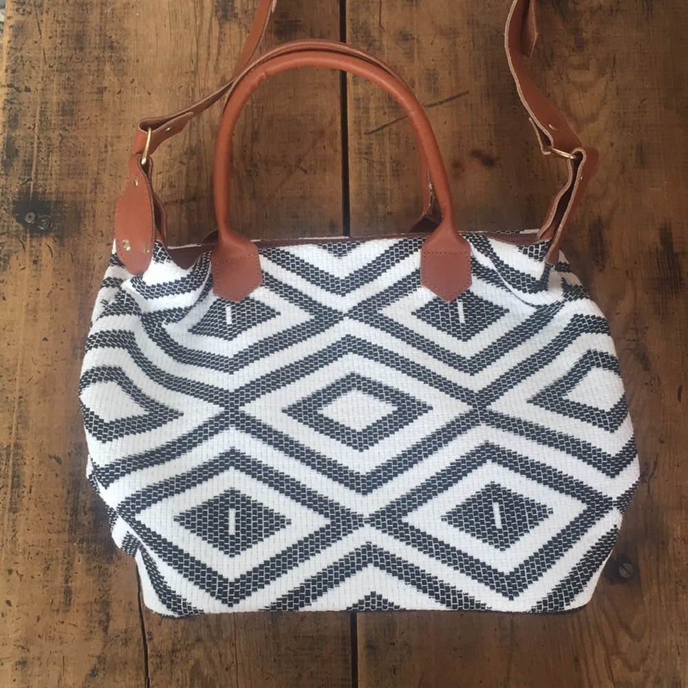 Embroidered handbag with pleather strap!